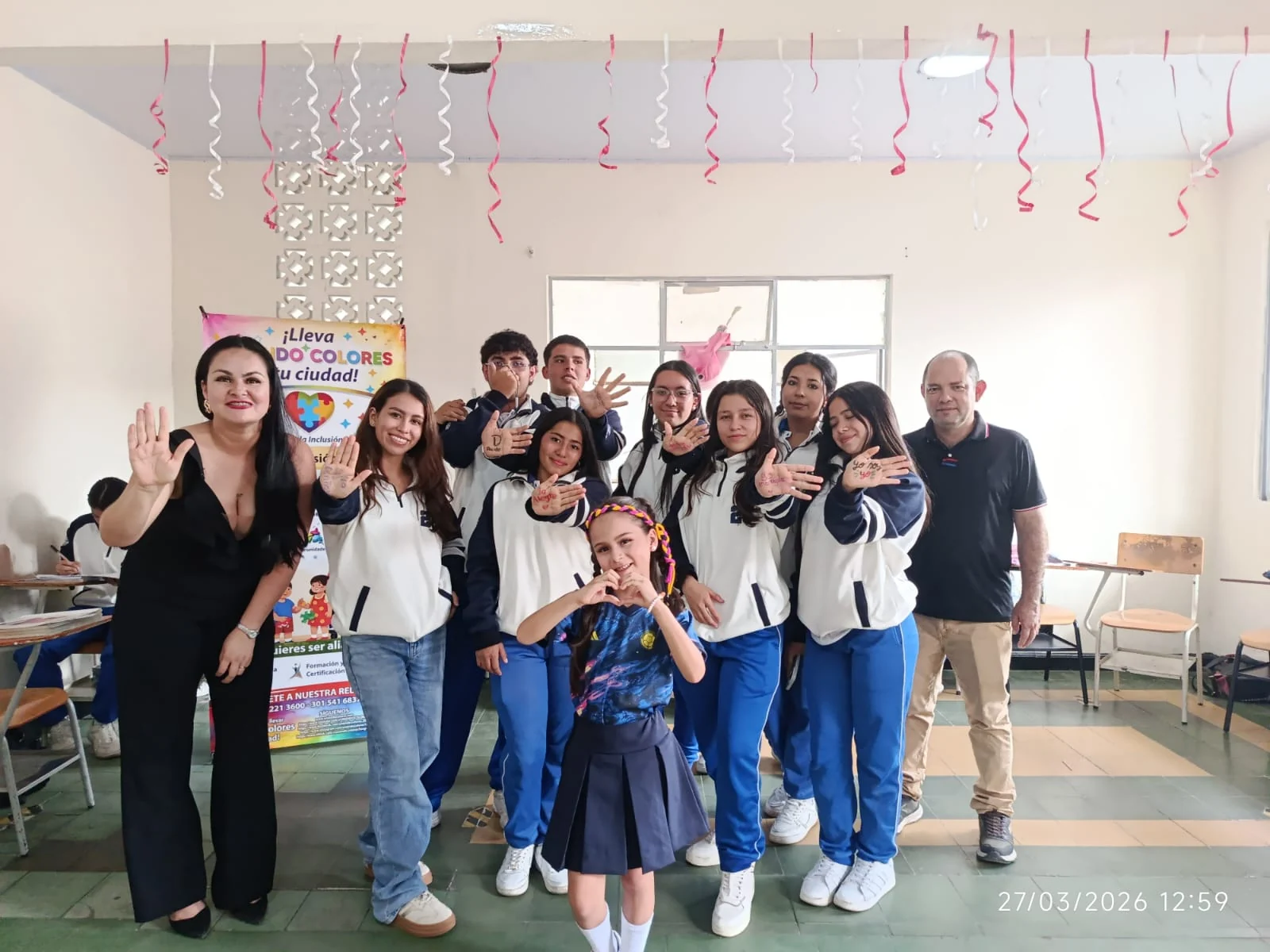 Participantes de un taller de Uniendo Colores reunidos para una fotografía de grupo.