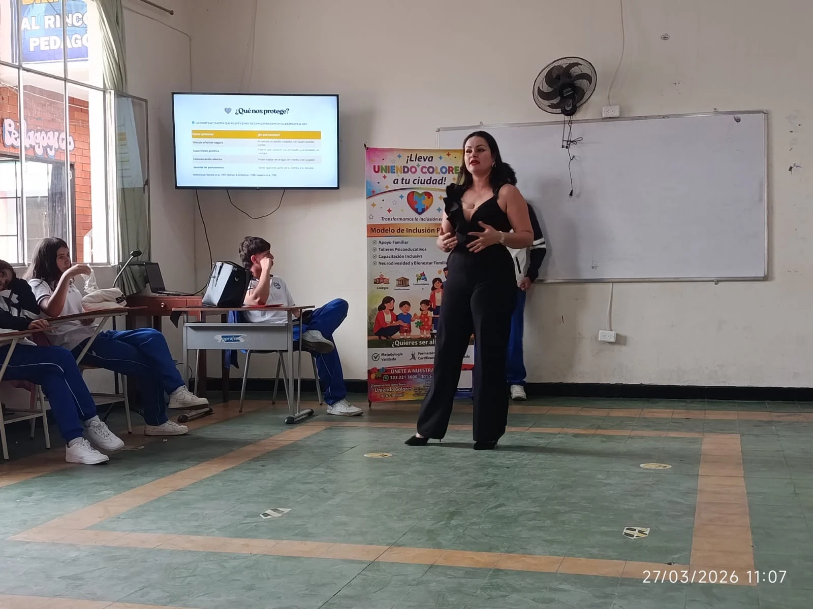 Una facilitadora comparte una presentación con participantes de un taller.